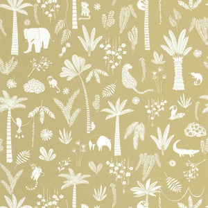 200767272 Casadeco Once Upon A Time 2 Poetic Jungle - Dit behang is uitgevoerd in een warme okergele tint met fijne witte silhouetten en subtiele accenten van groen.