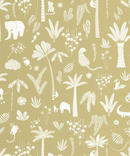 200767272 Casadeco Once Upon A Time 2 Poetic Jungle - Dit behang is uitgevoerd in een warme okergele tint met fijne witte silhouetten en subtiele accenten van groen.