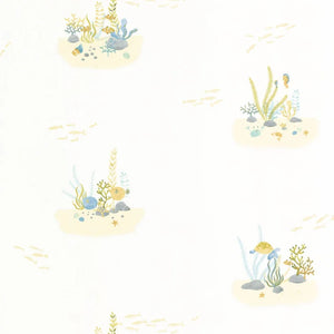 200826404 Casadeco Once Upon A Time 2 Coral Reef - Dit behang is zacht en luchtig met pastelkleuren in lichtblauw