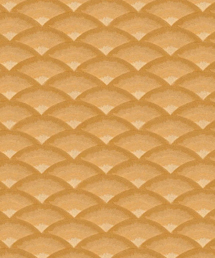70091222 Casamance Legendes Nami - Dit behang is uitgevoerd in warme oranje- en terracottatinten met subtiele beige accenten