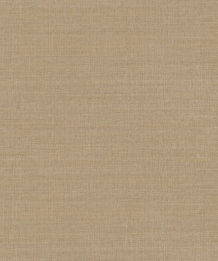 70172038 Casamance Legendes Sora - Dit behang is een subtiele mix van warme bruintinten en zachte okerkleuren met een lichte textuur die een natuurlijke