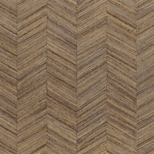 75371018 Casamance Nature Sur Mesure Ocotea - Dit behang is opgebouwd uit warme tinten bruin met accenten van beige en lichte houtkleurige strepen die een natuurlijke