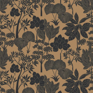 76900508 Casamance Tressora Inara - Dit behang is uitgevoerd in een warme oker als achtergrond met een diepbruine en zwarte botanische print
