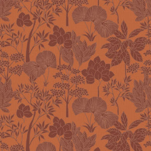 76900814 Casamance Tressora Inara - Dit behang is warm van kleur met een oranje achtergrond waarop bloem- en bladmotieven in roodbruin en lichtbruin zijn verwerkt.