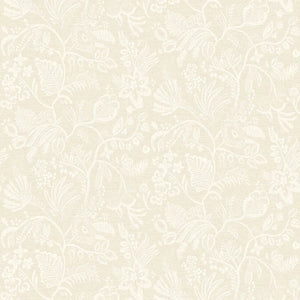 76960100 Casamance Broderies Pastel - Dit behang is subtiel en elegant met een zachte beige achtergrond en een fijn wit bloemmotief.