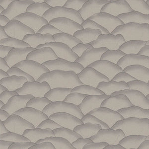 76971528 Casamance Broderies Ondula - Dit behang is subtiel opgebouwd uit zachte grijstinten met een lichte hint van paars
