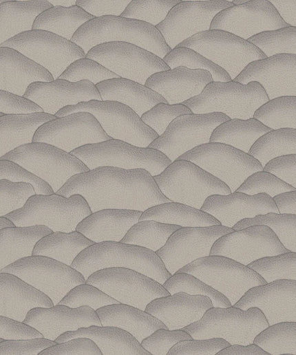 76971528 Casamance Broderies Ondula - Dit behang is subtiel opgebouwd uit zachte grijstinten met een lichte hint van paars