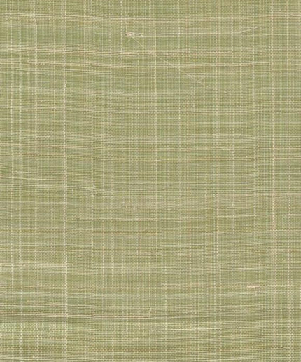 52447 Arte Prismatic Diffuse - Dit behang is een zachte mix van groen met subtiele wit- en beige lijnen die een geweven textuur suggereren.