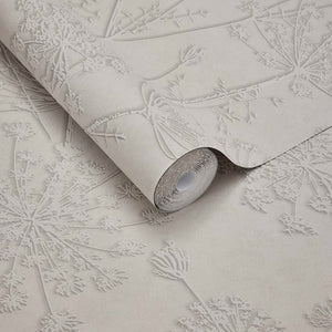 350513 Eijffinger Riviera Maison Silhouette Flowers - Dit behang is uitgevoerd in zachte beige tinten met subtiele witachtige reliëfdetails die een elegante