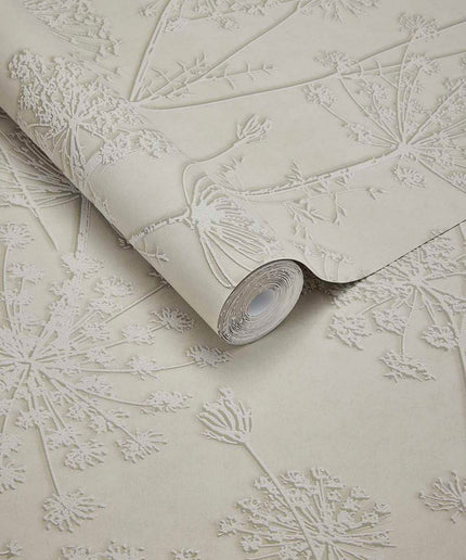 350514 Eijffinger Riviera Maison Silhouette Flowers - Dit behang is subtiel van kleur met een zachte beige achtergrond en een verfijnd reliëf in crèmewit.