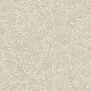 350521 Eijffinger Riviera Maison Ginkgo - Dit behang is subtiel geordend in zachte beige tinten met lichte crèmekleurige accenten