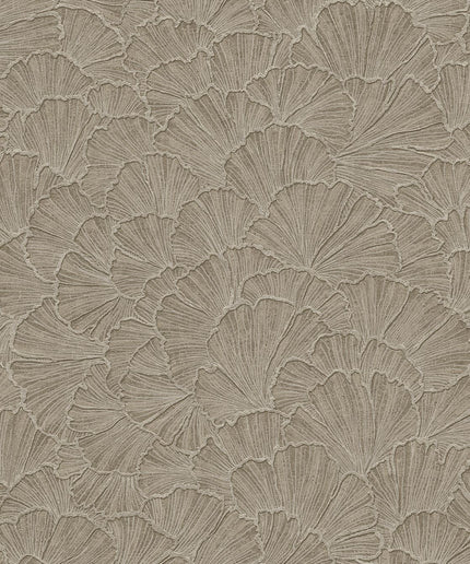 350525 Eijffinger Riviera Maison Ginkgo - Dit behang is subtiel uitgevoerd in verschillende tinten beige en bruin met een lichte structuur die het patroon van bladeren benadrukt.