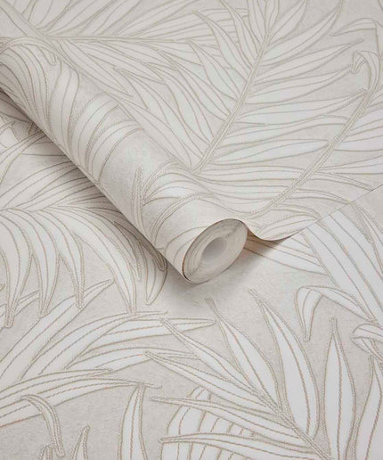 350551 Eijffinger Riviera Maison Stringed Leaves - Dit behang is subtiel en elegant met een zachte beige bladtekening op een witte achtergrond.