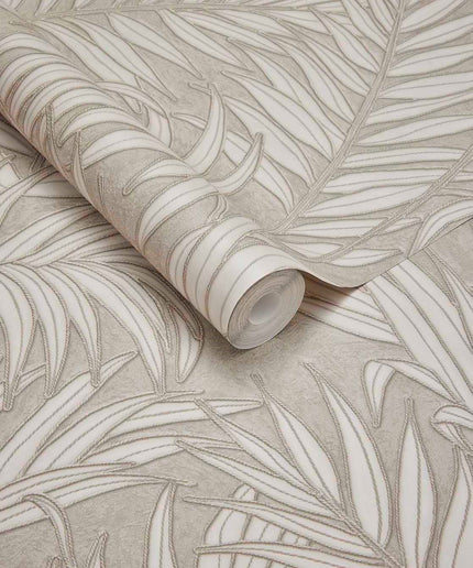350554 Eijffinger Riviera Maison Stringed Leaves - Dit behang is zacht grijs van kleur met wit en subtiele taupe accenten die het natuurlijke bladmotief elegant benadrukken.