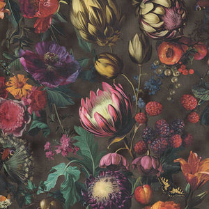 351236 Eijffinger Magnifique Flourish - Dit behang is een rijke combinatie van diep zwart met bloemen in warme tinten van rood