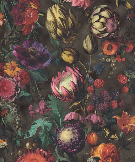 351236 Eijffinger Magnifique Flourish - Dit behang is een rijke combinatie van diep zwart met bloemen in warme tinten van rood