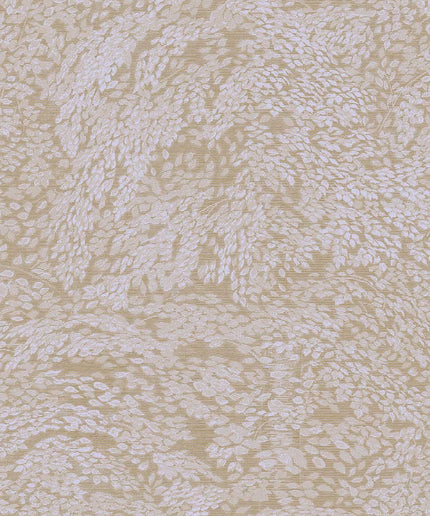 351271 Eijffinger Magnifique Whisper - Dit behang is zacht beige met een subtiel crèmekleurig bladmotief dat een elegante en rustige sfeer creëert.