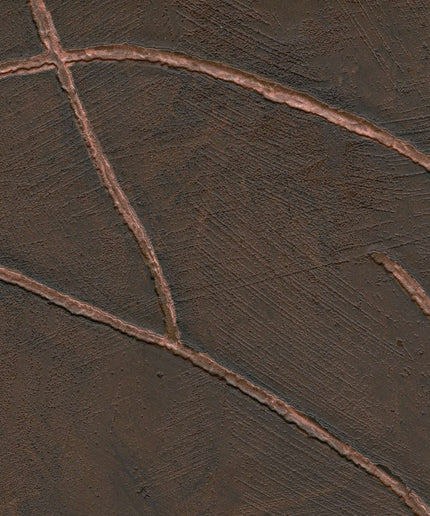 VP 1004 70 Elitis Kintsugi Kintsugi - Dit behang is een rijke combinatie van diepe bruine tinten met subtiele accenten van roestbruin en aardse grijstinten