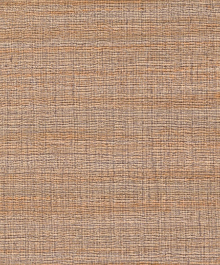 VP 1008 15 Elitis Ceres Rhea - Dit behang is subtiel van kleur met een mix van warme bruintinten en zachte beige accenten die samen een natuurlijke textuur uitstralen.