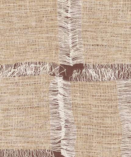 VP 1009 14 Elitis Ceres Cybele - Dit behang is een warme mix van terracotta bruin met zachte crèmekleurige franjes en een fijn geweven textuur in lichte beige tinten.