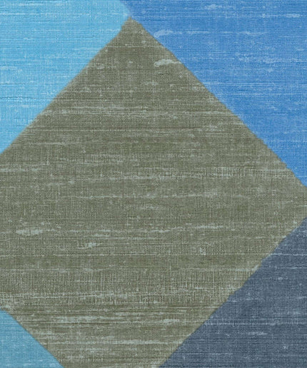 VP 1035 44 Elitis Elixir de soies Twill - Dit behang is een combinatie van gedempte groene en verschillende tinten blauw met een subtiele textuur die een rustige en natuurlijke uitstraling geeft.