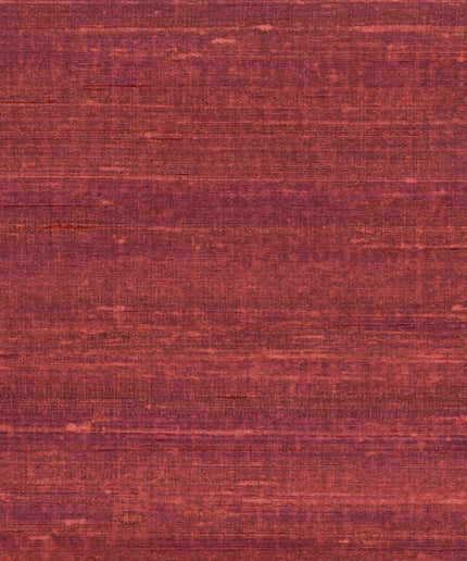 VP 928 31 Elitis Elixir de soies Kosa silk - Dit behang is een rijke combinatie van warme roodtinten met subtiele accenten van oranje en dieprood