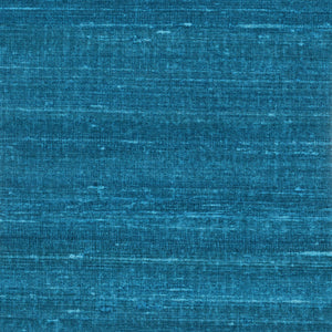 VP 928 42 Elitis Elixir de soies Kosa silk - Dit behang is vooral blauw met subtiele accenten van lichtblauw en turquoise die een rijke