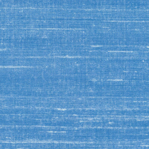 VP 928 44 Elitis Elixir de soies Kosa silk - Dit behang is een rustgevende mix van verschillende blauwtinten met subtiele lichte accenten die een zachte