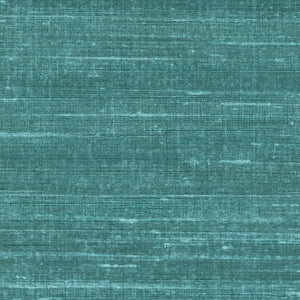 VP 928 45 Elitis Elixir de soies Kosa silk - Dit behang is een mix van diep blauw en zeegroen met subtiele lichte accenten die een textielachtige structuur creëren.