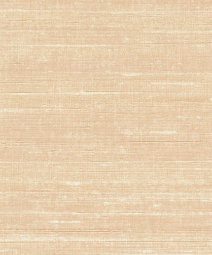 VP 928 54 Elitis Elixir de soies Kosa silk - Dit behang is subtiel en warm met zachte beige en lichte oranje tonen die een natuurlijke en rustige sfeer creëren.