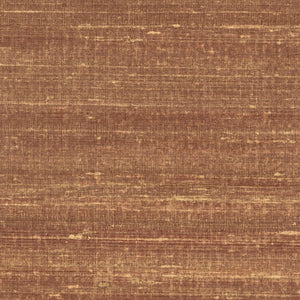 VP 928 70 Elitis Elixir de soies Kosa silk - Dit behang is een warme mix van bruin en beige tinten met subtiele lichte accenten die een natuurlijke