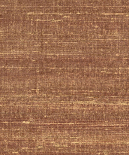 VP 928 70 Elitis Elixir de soies Kosa silk - Dit behang is een warme mix van bruin en beige tinten met subtiele lichte accenten die een natuurlijke