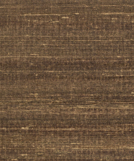 VP 928 72 Elitis Elixir de soies Kosa silk - Dit behang is een warme combinatie van verschillende tinten bruin met subtiele accenten van beige en goudkleurig