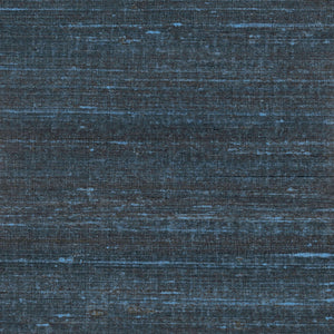VP 928 80 Elitis Elixir de soies Kosa silk - Dit behang is een mix van diepblauw en antraciet met subtiele nuances van lichtblauw en een vleugje bruin