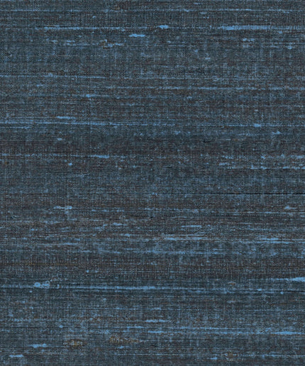 VP 928 80 Elitis Elixir de soies Kosa silk - Dit behang is een mix van diepblauw en antraciet met subtiele nuances van lichtblauw en een vleugje bruin