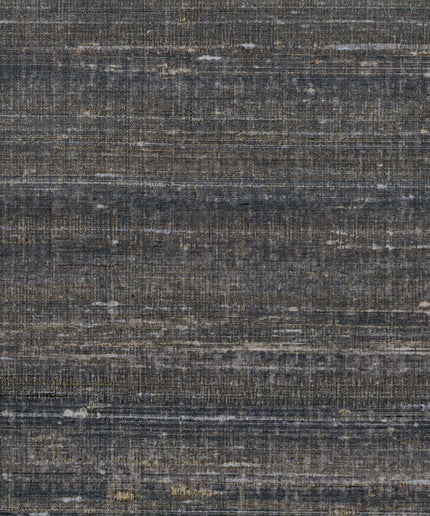 VP 928 81 Elitis Elixir de soies Kosa silk - Dit behang is voornamelijk zwart met verweven tinten grijs en subtiele accenten van beige