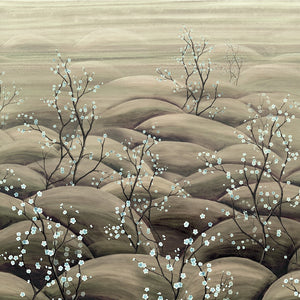 DGTRA5013-300 Masureel Traces Sakura Paneel C - Dit behang is zacht grijs en taupekleurig met fijne accenten van lichtblauw en zwart in de bloesemtakken.