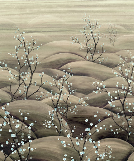 DGTRA5013-300 Masureel Traces Sakura Paneel C - Dit behang is zacht grijs en taupekleurig met fijne accenten van lichtblauw en zwart in de bloesemtakken.
