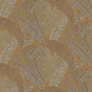 RIC204 Masureel Serica Banyan - Dit behang is opgebouwd uit een warme oker achtergrond met gedetailleerde bladmotieven in zachte beige en lichtbruine tinten.