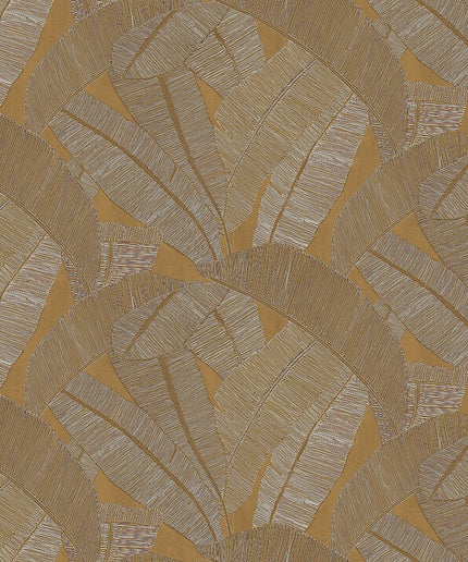 RIC204 Masureel Serica Banyan - Dit behang is opgebouwd uit een warme oker achtergrond met gedetailleerde bladmotieven in zachte beige en lichtbruine tinten.