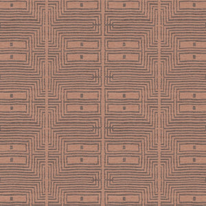 RIC301 Masureel Serica Serica - Dit behang is opgebouwd uit warme tinten van bruin en rood met een subtiele donkere lijnvoering die het geometrische patroon accentueert.