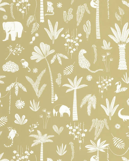 200767272 Casadeco Once Upon A Time 2 Poetic Jungle - Dit behang is uitgevoerd in een warme okergele tint met fijne witte silhouetten en subtiele accenten van groen.