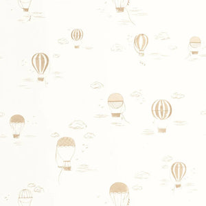 200851441 Casadeco Once Upon A Time 2 Balloons In the Clouds - Dit behang is zacht en luchtig met een lichte crème achtergrond en subtiele taupe en beige tinten in de luchtballonnen en wolken.
