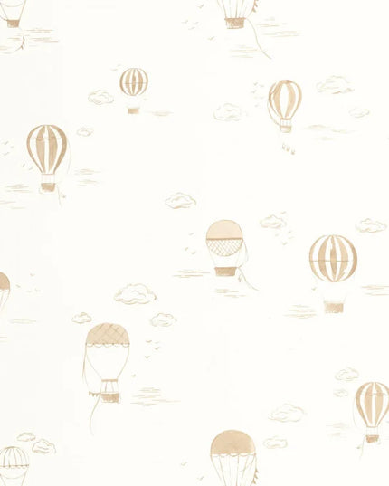 200851441 Casadeco Once Upon A Time 2 Balloons In the Clouds - Dit behang is zacht en luchtig met een lichte crème achtergrond en subtiele taupe en beige tinten in de luchtballonnen en wolken.