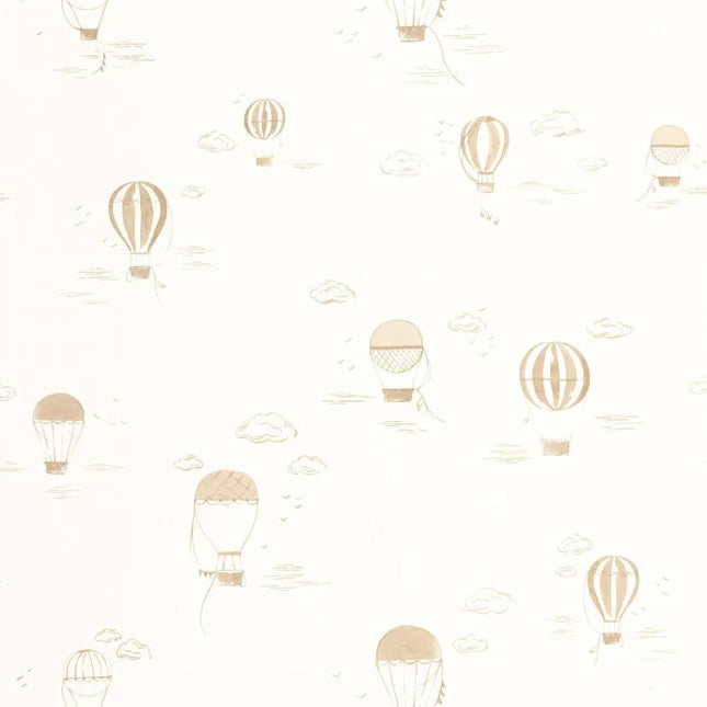 200851441 Casadeco Once Upon A Time 2 Balloons In the Clouds - Dit behang is zacht en luchtig met een lichte crème achtergrond en subtiele taupe en beige tinten in de luchtballonnen en wolken.
