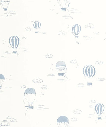 200856666 Casadeco Once Upon A Time 2 Balloons In the Clouds - Dit behang is licht en luchtig met een zachte combinatie van blauw en wit