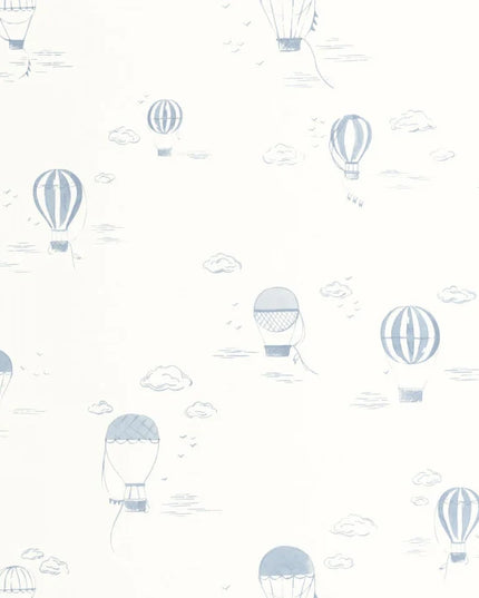 200856666 Casadeco Once Upon A Time 2 Balloons In the Clouds - Dit behang is licht en luchtig met een zachte combinatie van blauw en wit