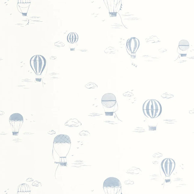 200856666 Casadeco Once Upon A Time 2 Balloons In the Clouds - Dit behang is licht en luchtig met een zachte combinatie van blauw en wit