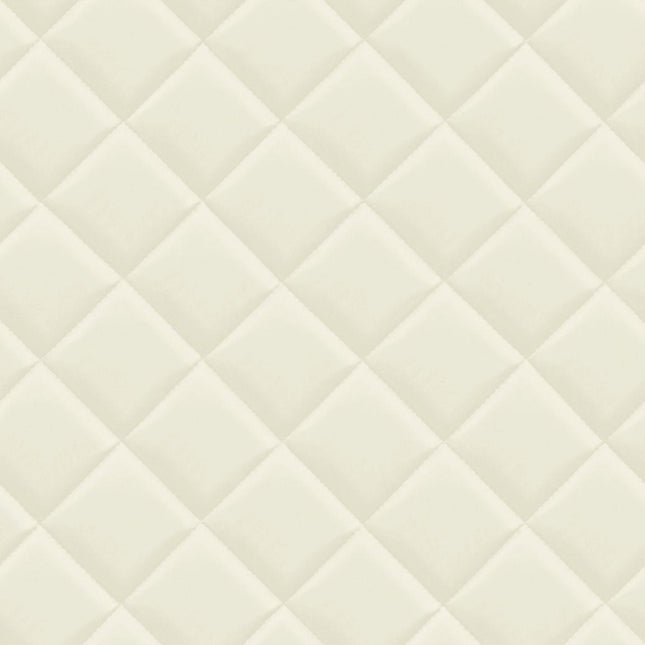 42840 Hooked on Walls Milano Capiton - Dit behang is subtiel en elegant met zachte beige en witte tinten die samen een rustgevende en lichte uitstraling creëren.