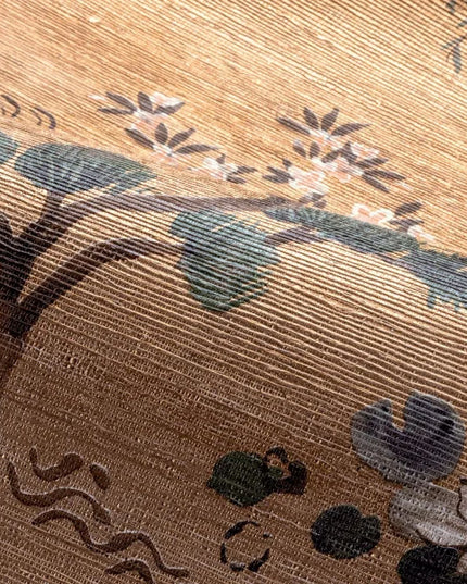 met contrasterende accenten in diep groen en zachte wit- en beige tinten.